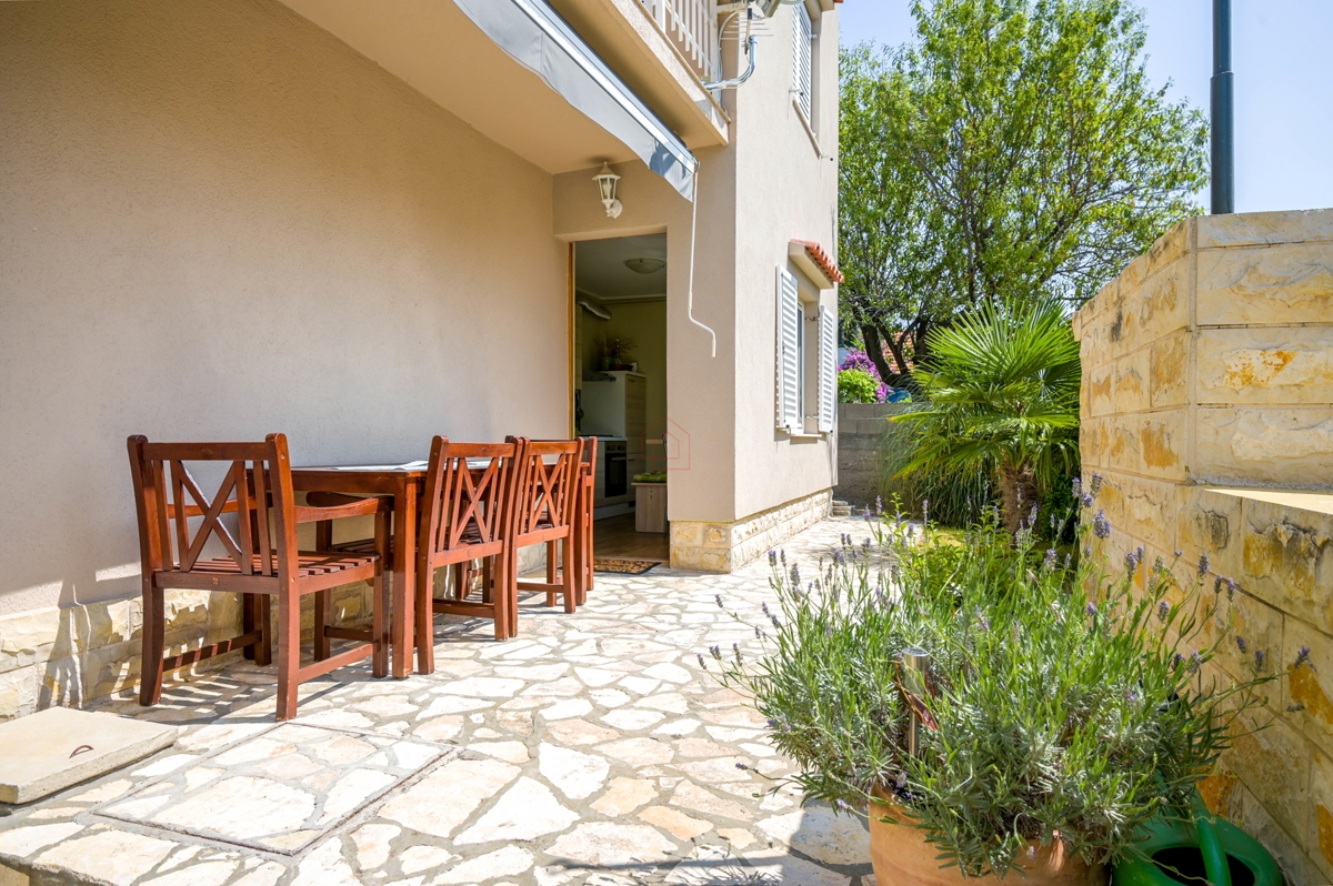 Bellissima casa con 5 unità abitative nel centro di Murter con parcheggio e giardino.