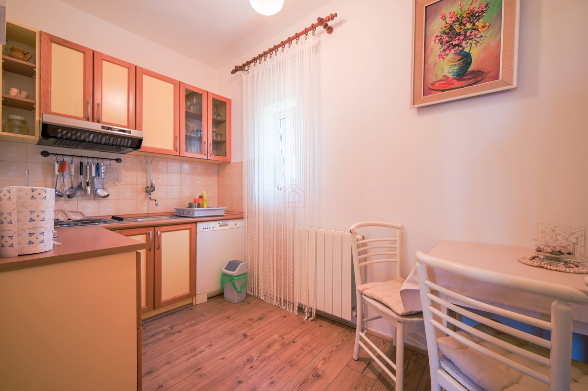 Bellissima casa con 5 unità abitative nel centro di Murter con parcheggio e giardino.