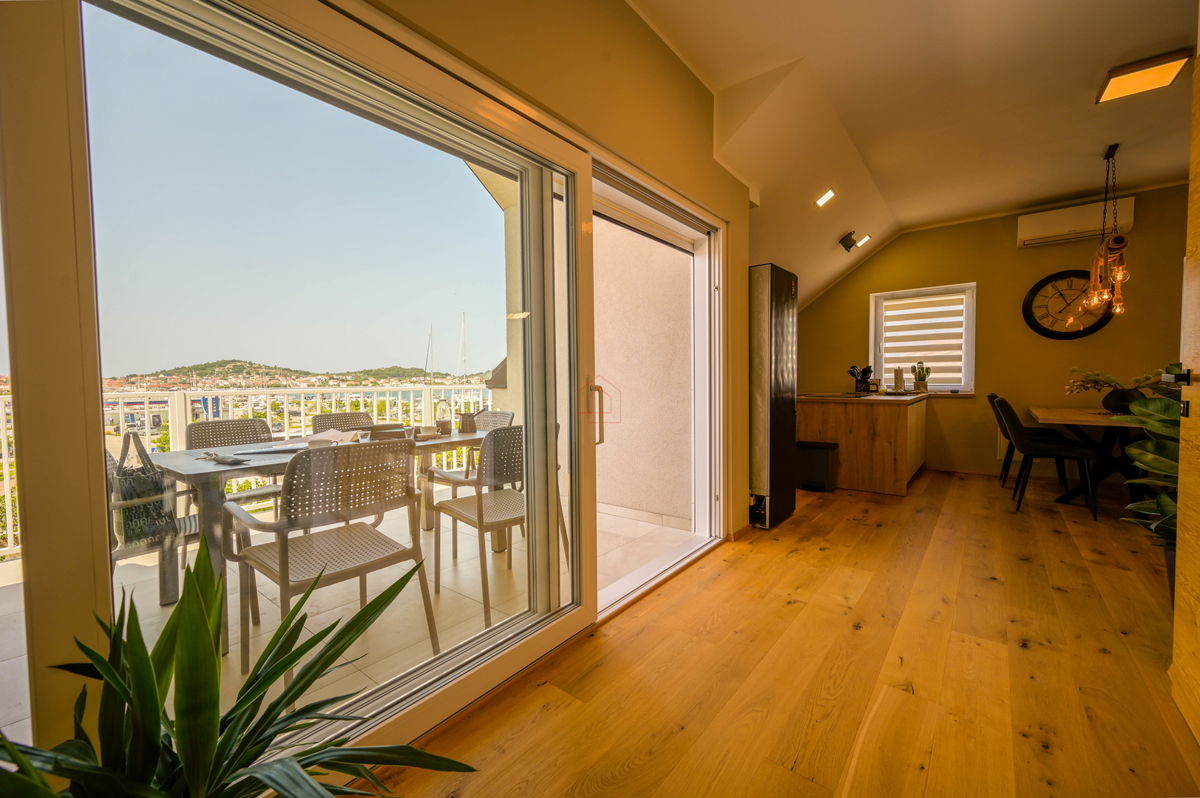 Bellissima casa con 5 unità abitative nel centro di Murter con parcheggio e giardino.