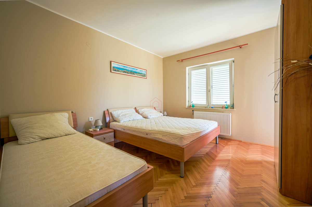 Bellissima casa con 5 unità abitative nel centro di Murter con parcheggio e giardino.