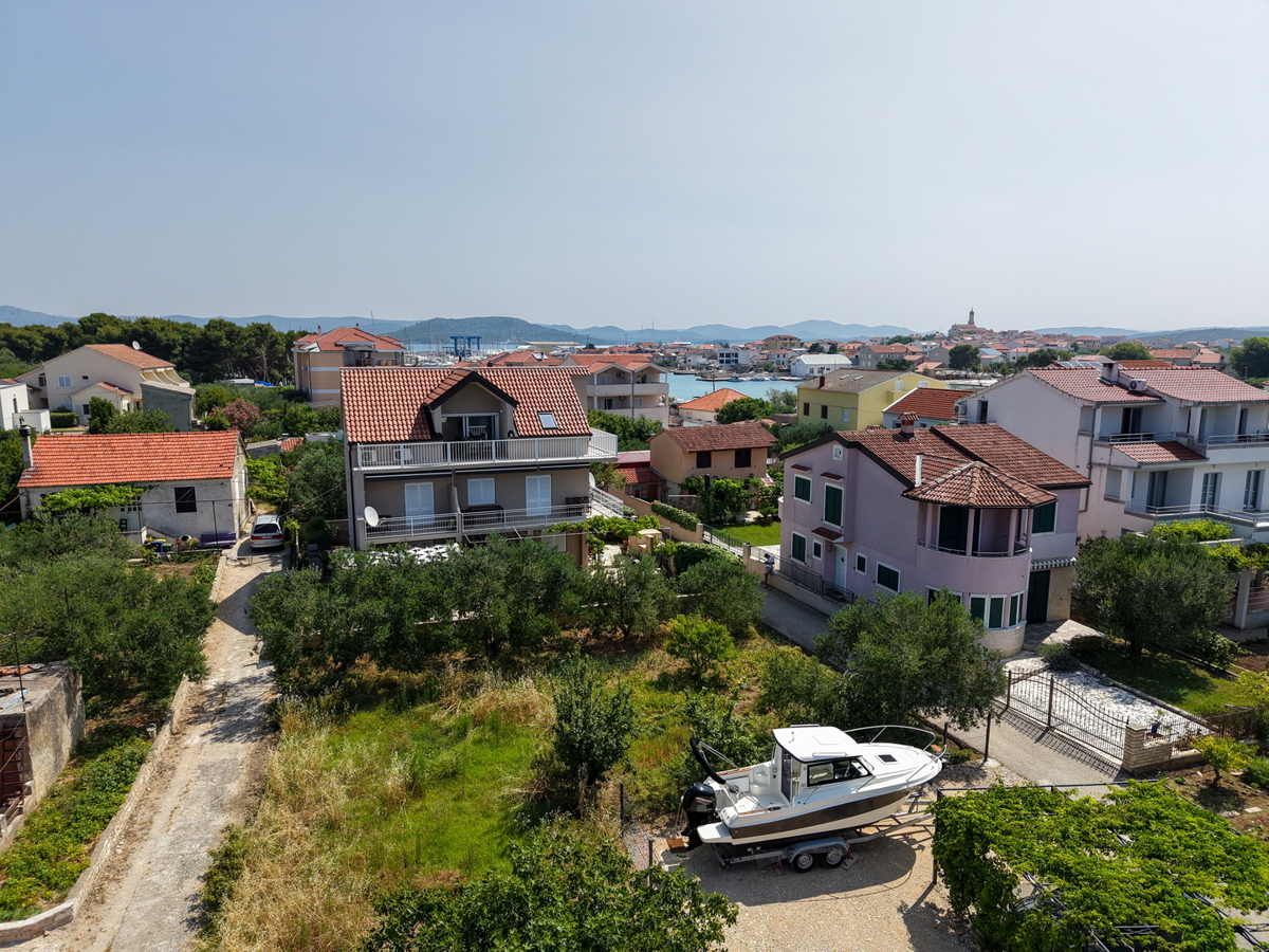 Bellissima casa con 5 unità abitative nel centro di Murter con parcheggio e giardino.
