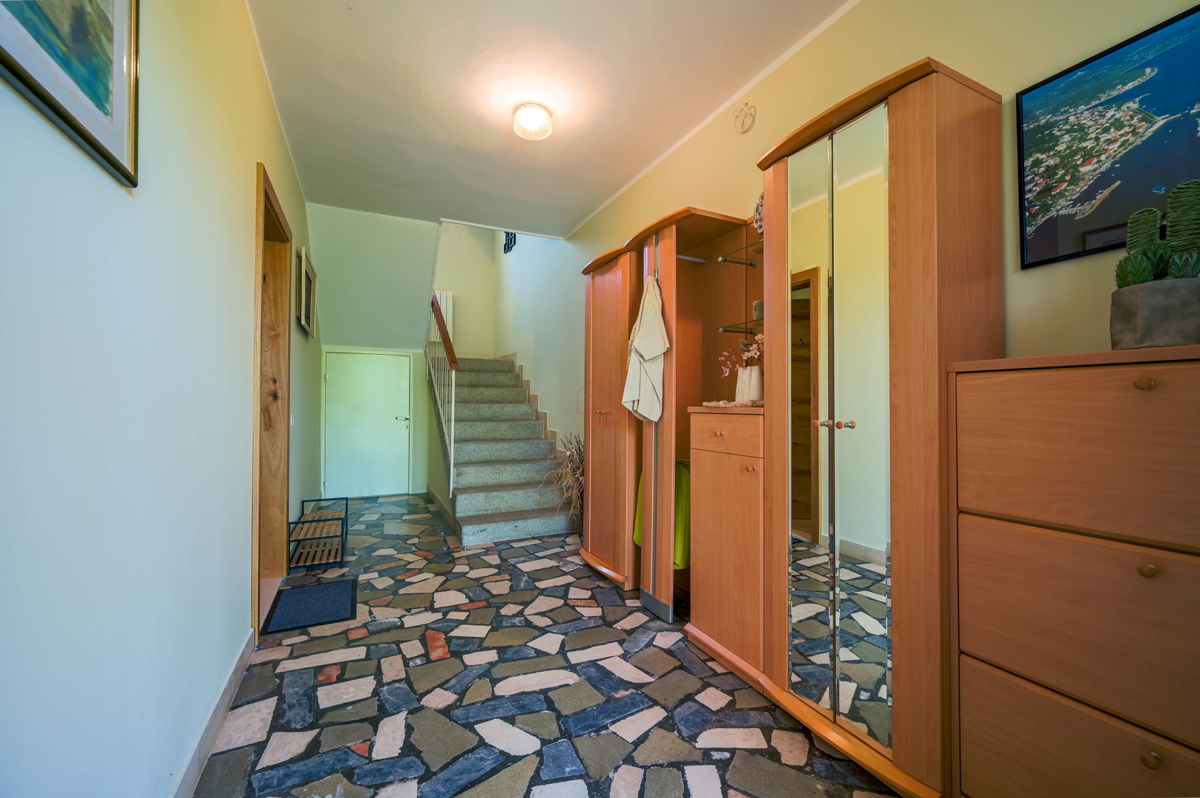 Bellissima casa con 5 unità abitative nel centro di Murter con parcheggio e giardino.