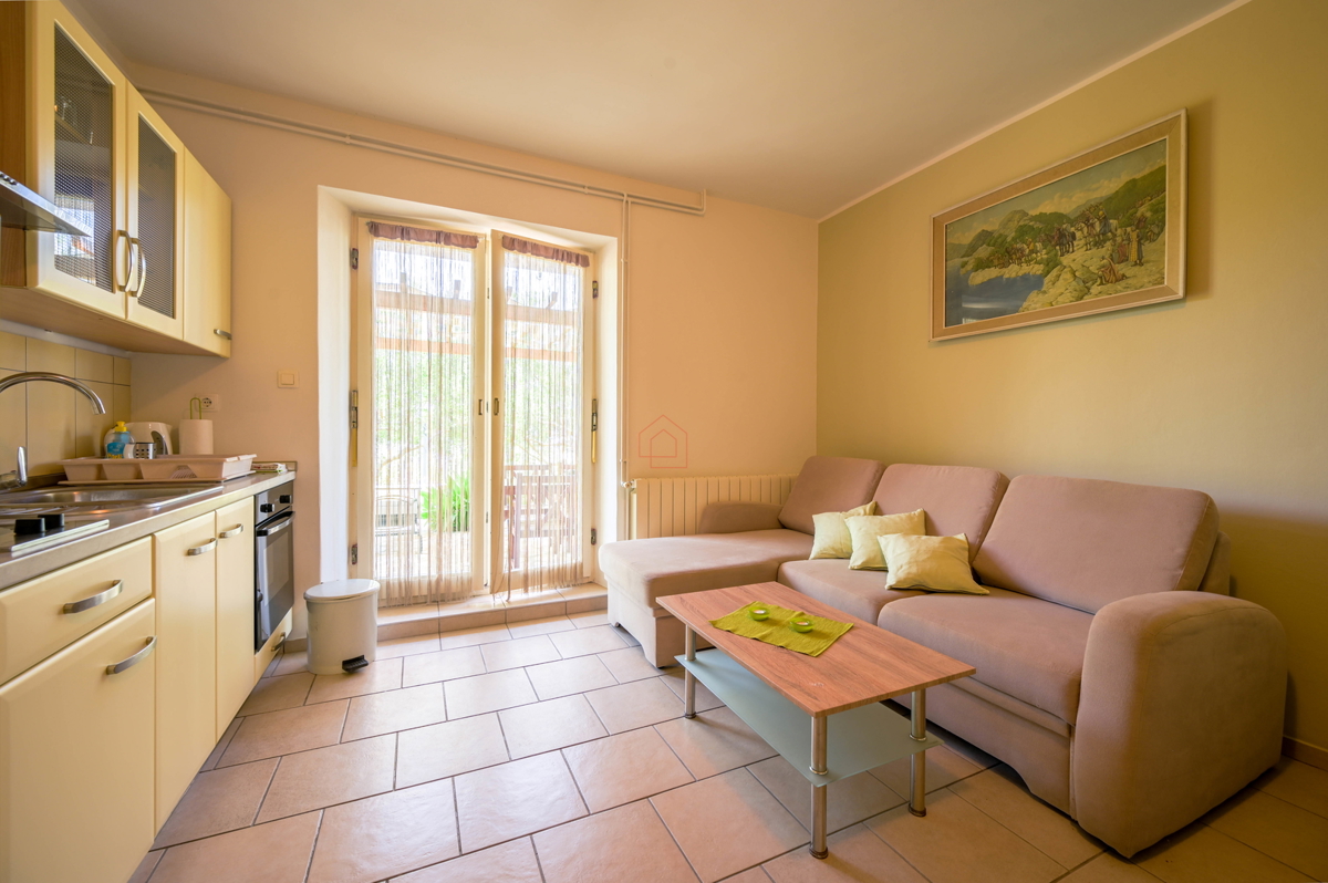 Bellissima casa con 5 unità abitative nel centro di Murter con parcheggio e giardino.