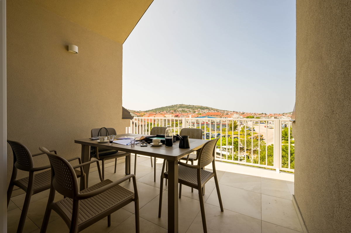 Bellissima casa con 5 unità abitative nel centro di Murter con parcheggio e giardino.