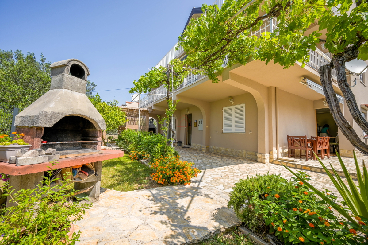 Bellissima casa con 5 unità abitative nel centro di Murter con parcheggio e giardino.