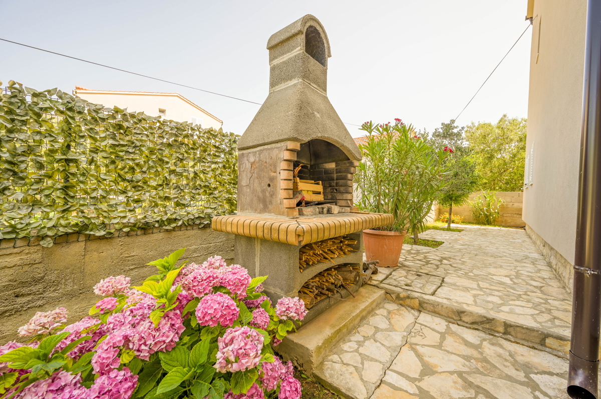 Bellissima casa con 5 unità abitative nel centro di Murter con parcheggio e giardino.