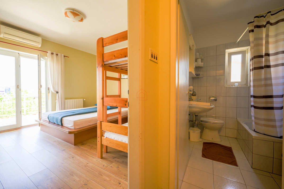 Bellissima casa con 5 unità abitative nel centro di Murter con parcheggio e giardino.