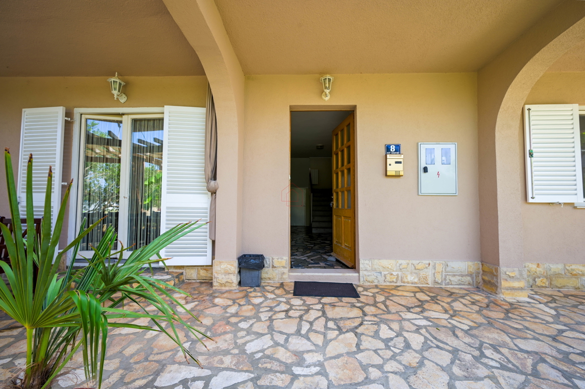 Bellissima casa con 5 unità abitative nel centro di Murter con parcheggio e giardino.