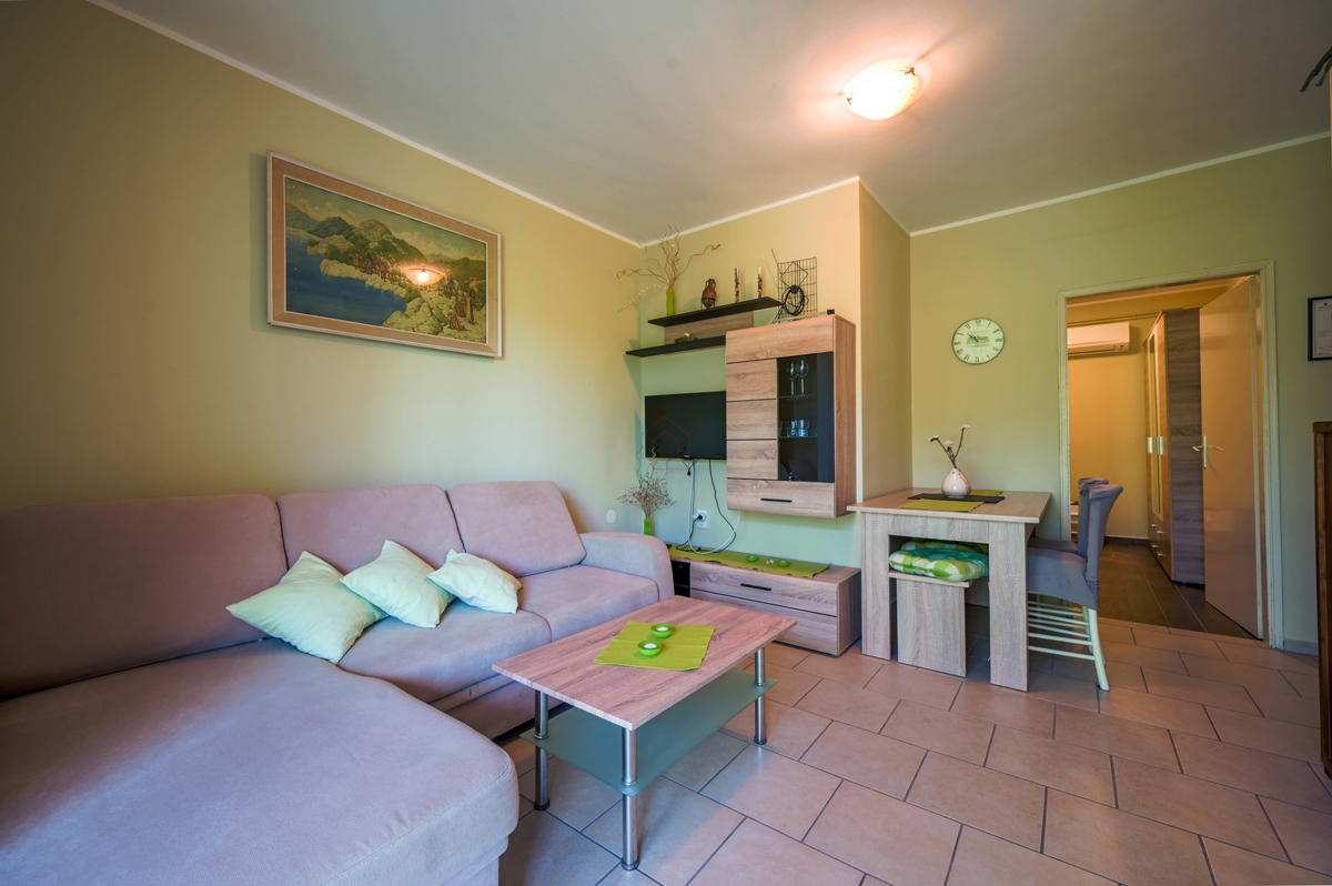 Bellissima casa con 5 unità abitative nel centro di Murter con parcheggio e giardino.