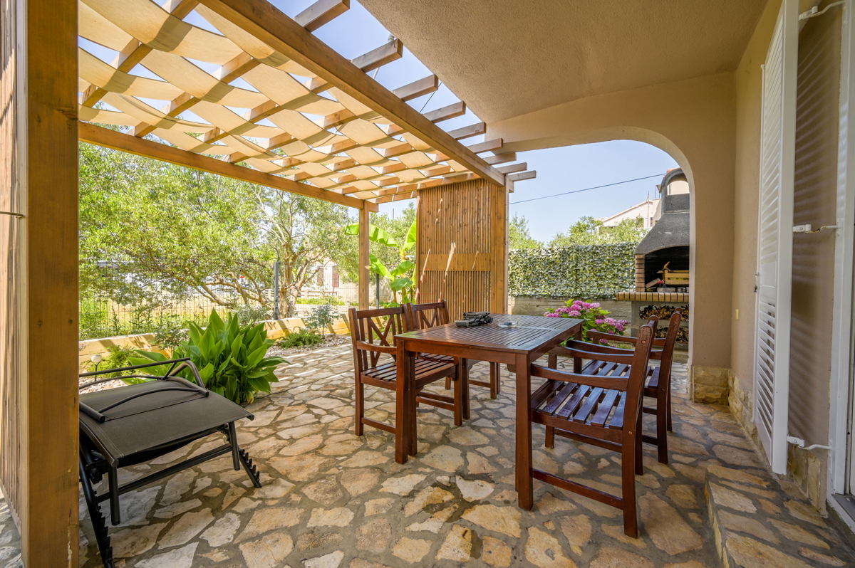 Bellissima casa con 5 unità abitative nel centro di Murter con parcheggio e giardino.