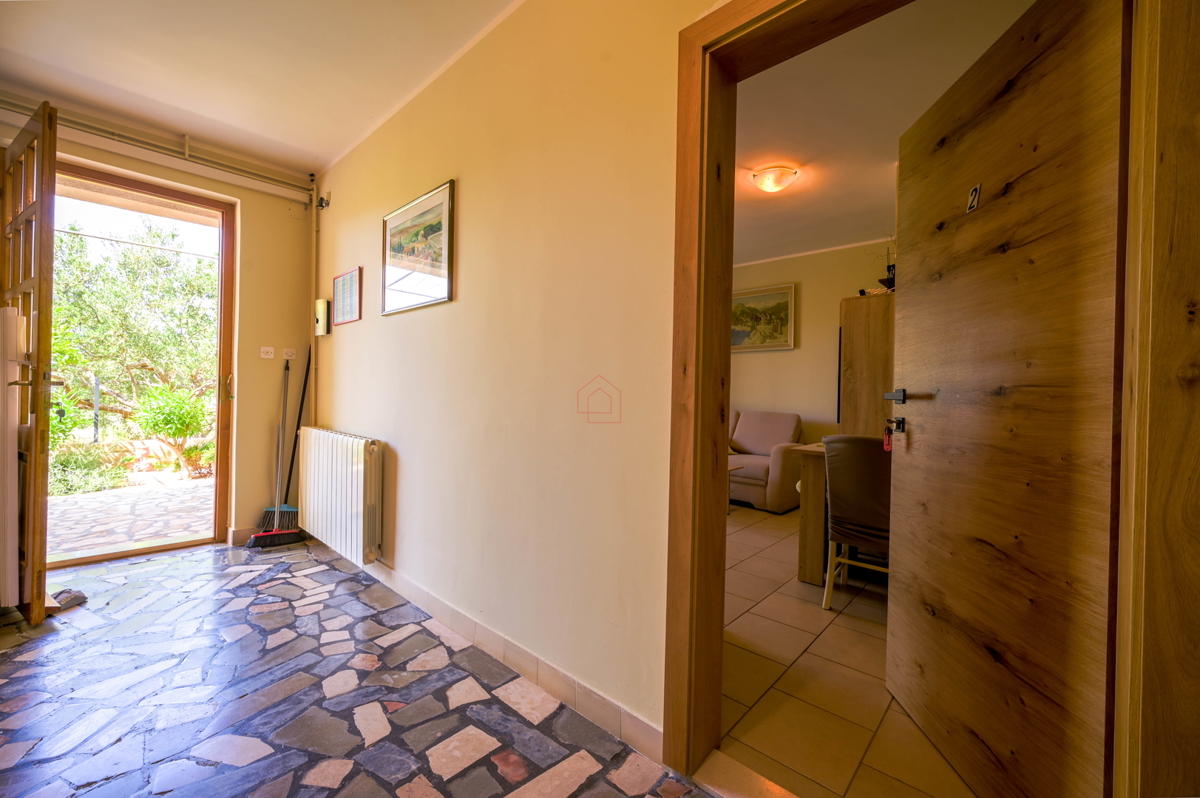 Bellissima casa con 5 unità abitative nel centro di Murter con parcheggio e giardino.