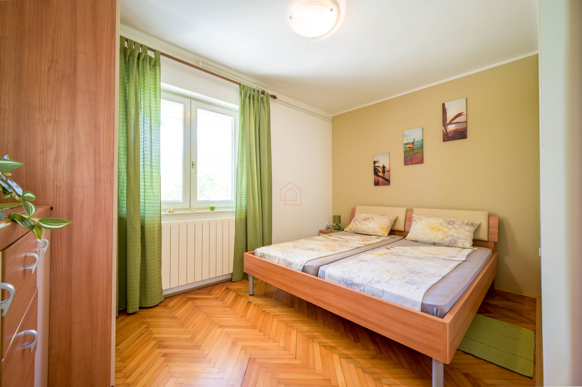 Bellissima casa con 5 unità abitative nel centro di Murter con parcheggio e giardino.