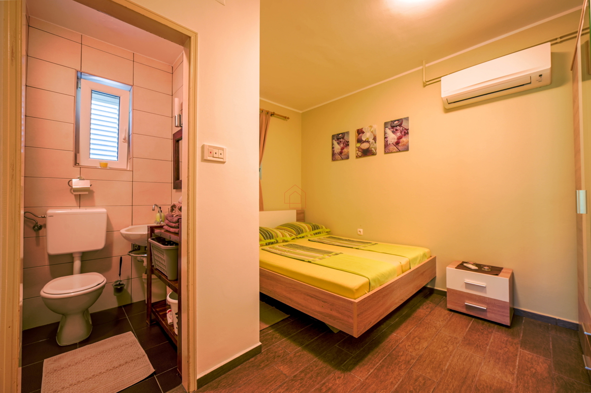 Bellissima casa con 5 unità abitative nel centro di Murter con parcheggio e giardino.