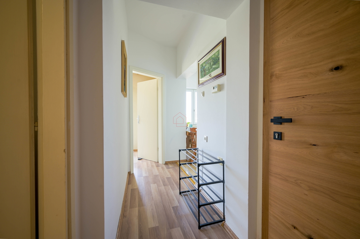 Bellissima casa con 5 unità abitative nel centro di Murter con parcheggio e giardino.