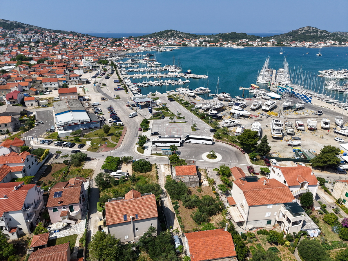 Bellissima casa con 5 unità abitative nel centro di Murter con parcheggio e giardino.