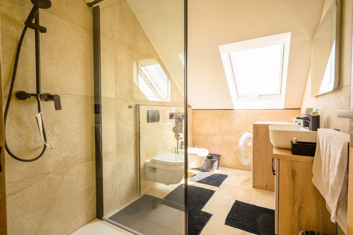 Bellissima casa con 5 unità abitative nel centro di Murter con parcheggio e giardino.