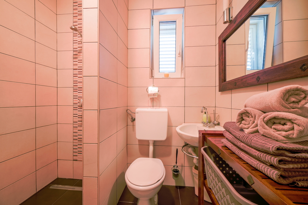 Bellissima casa con 5 unità abitative nel centro di Murter con parcheggio e giardino.