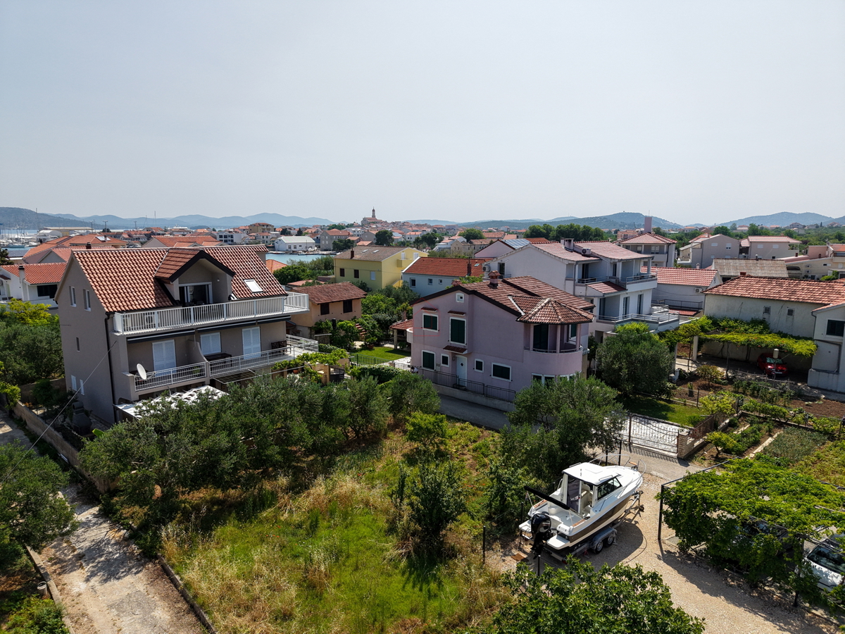 Bellissima casa con 5 unità abitative nel centro di Murter con parcheggio e giardino.