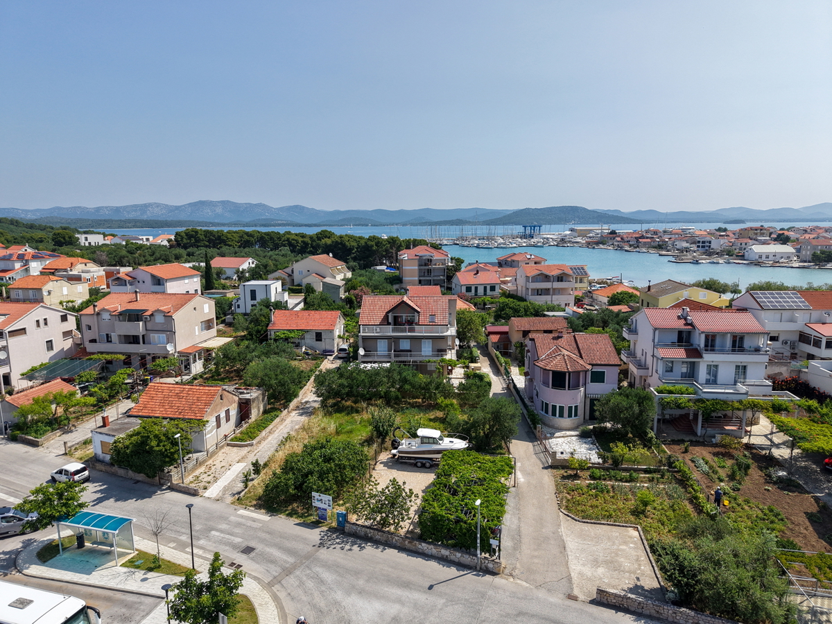 Bellissima casa con 5 unità abitative nel centro di Murter con parcheggio e giardino.