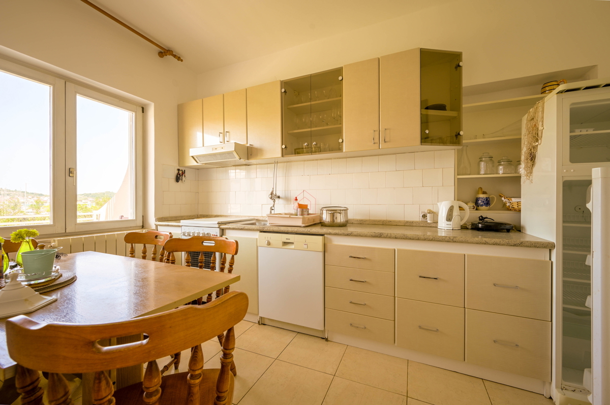 Bellissima casa con 5 unità abitative nel centro di Murter con parcheggio e giardino.