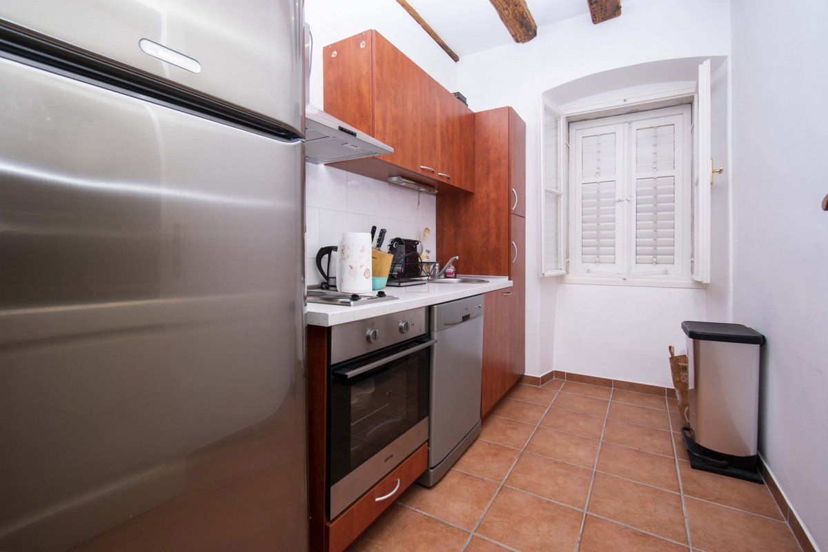 Appartamento splendidamente arredato e spazioso in prima fila sul mare a Sebenico