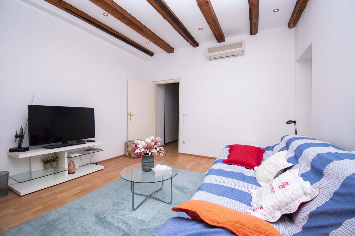 Appartamento splendidamente arredato e spazioso in prima fila sul mare a Sebenico