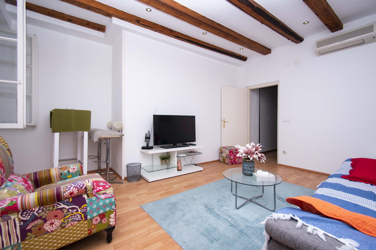 Appartamento splendidamente arredato e spazioso in prima fila sul mare a Sebenico