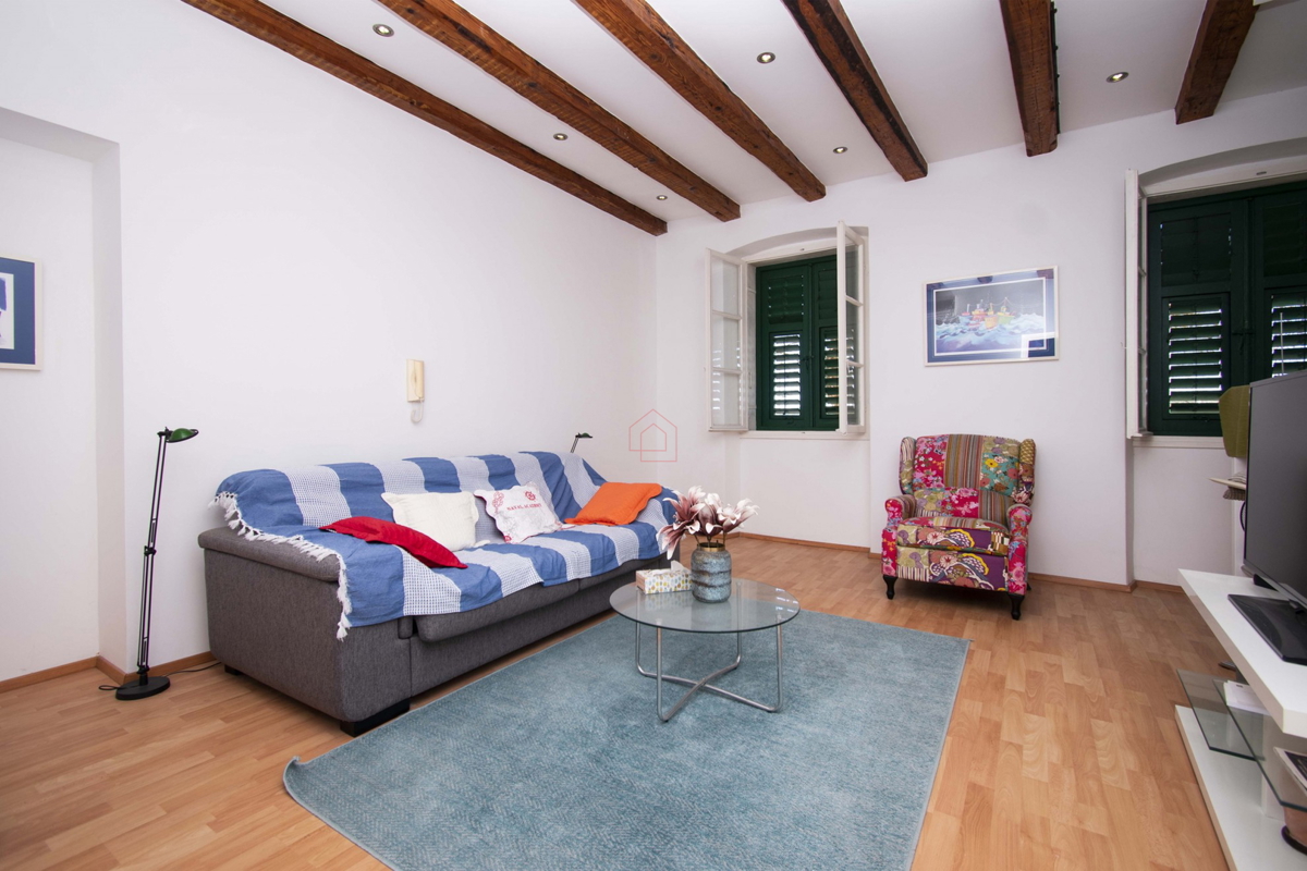 Appartamento splendidamente arredato e spazioso in prima fila sul mare a Sebenico