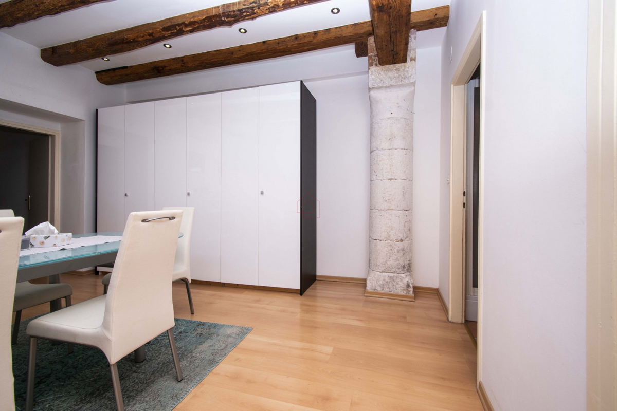 Appartamento splendidamente arredato e spazioso in prima fila sul mare a Sebenico