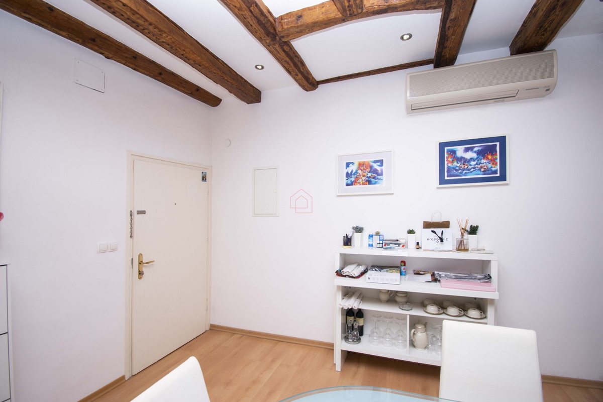 Appartamento splendidamente arredato e spazioso in prima fila sul mare a Sebenico