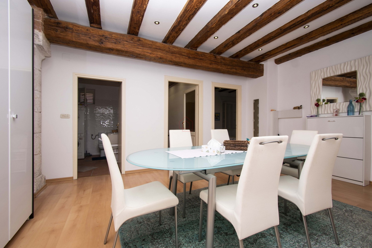 Appartamento splendidamente arredato e spazioso in prima fila sul mare a Sebenico