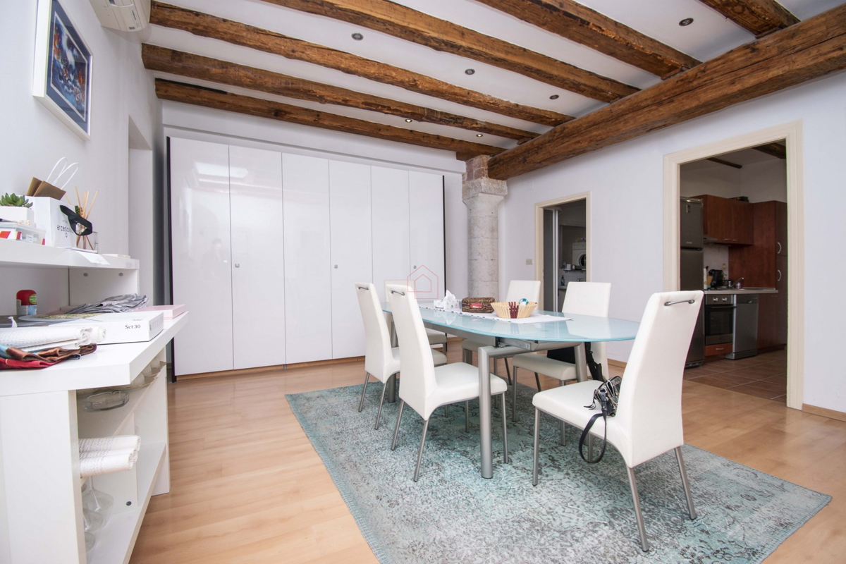 Appartamento splendidamente arredato e spazioso in prima fila sul mare a Sebenico