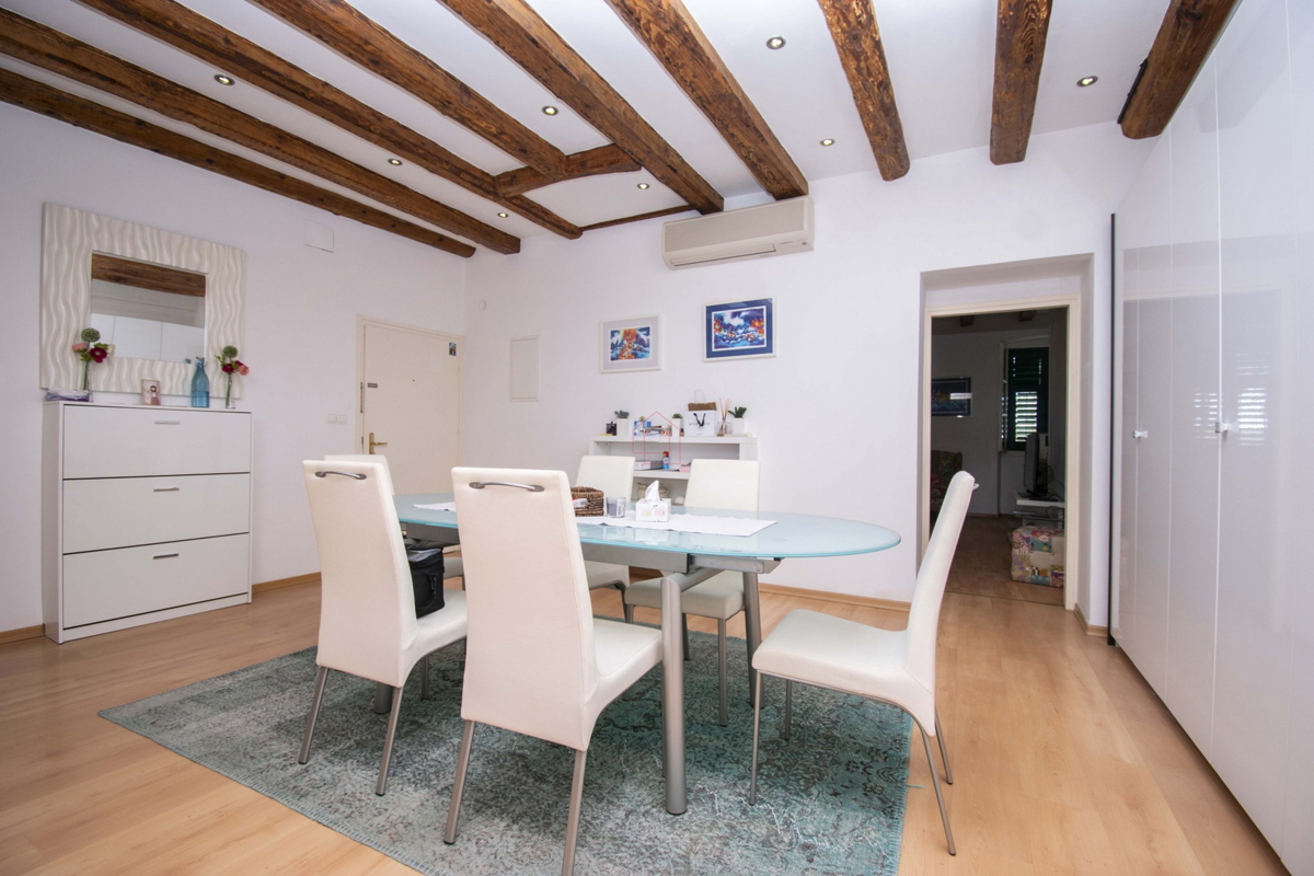 Appartamento splendidamente arredato e spazioso in prima fila sul mare a Sebenico