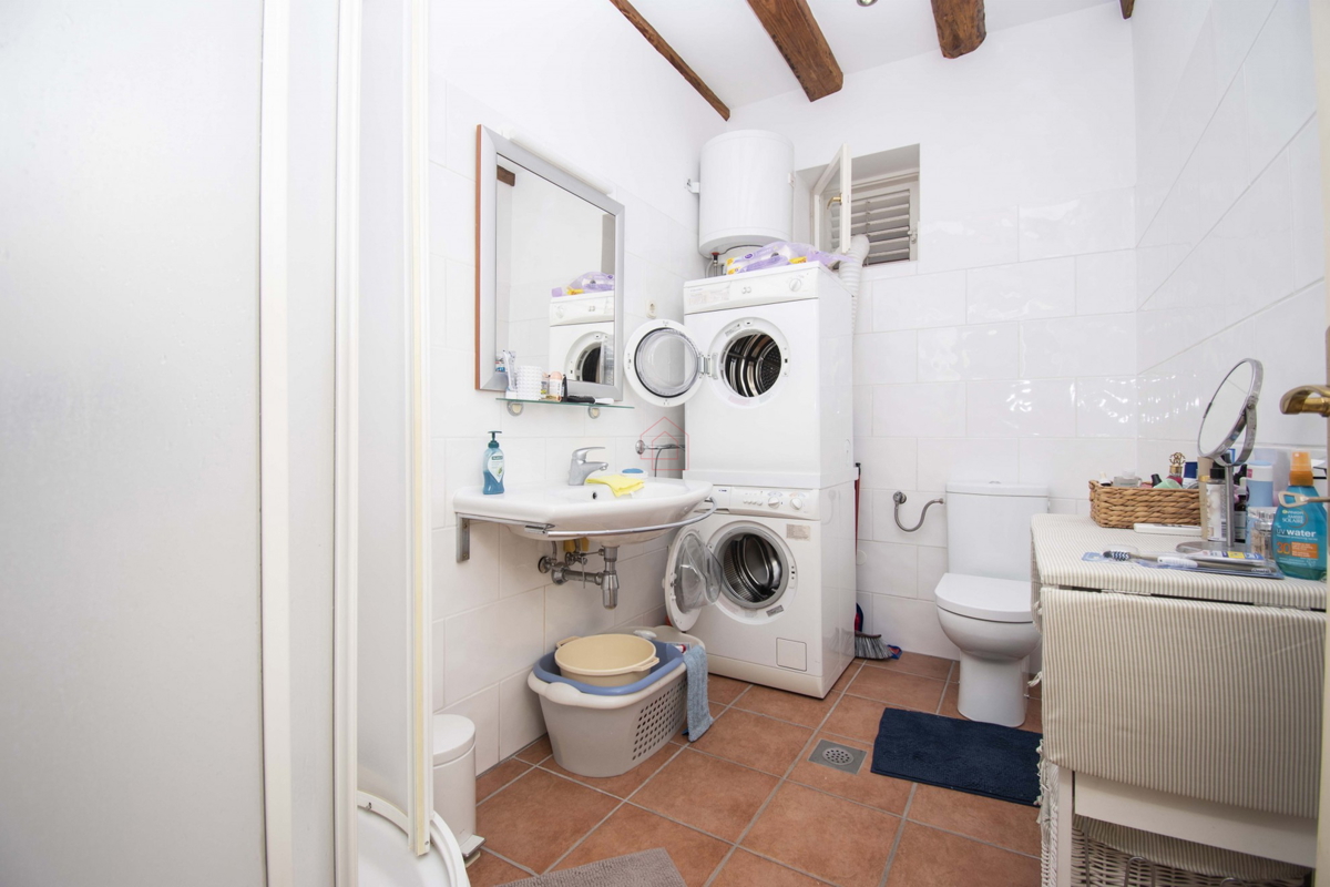 Appartamento splendidamente arredato e spazioso in prima fila sul mare a Sebenico