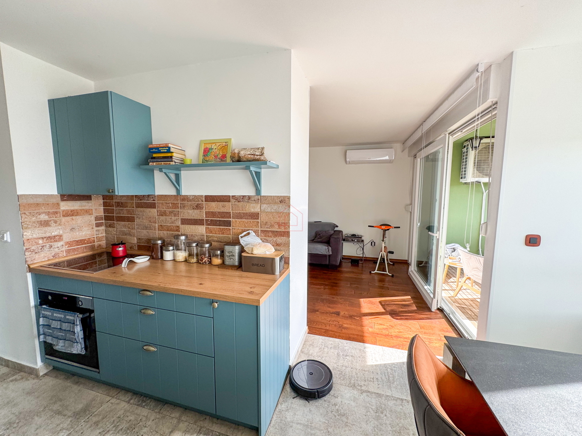 Appartamento moderno arredato a Šibenik con due camere da letto e vista mare