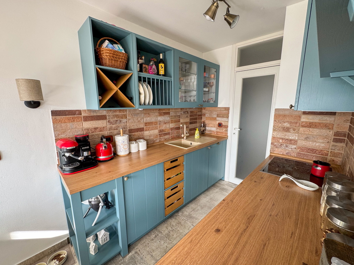 Appartamento moderno arredato a Šibenik con due camere da letto e vista mare