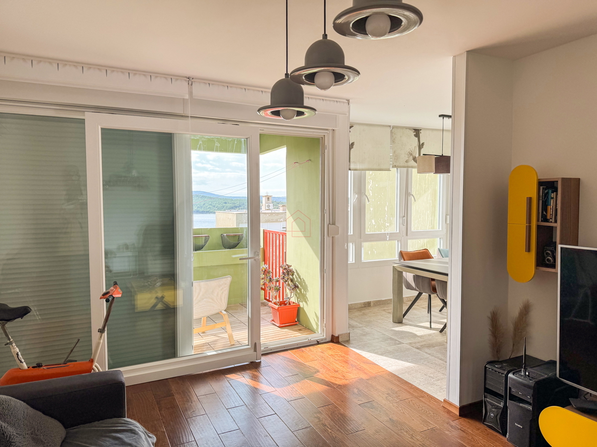 Appartamento moderno arredato a Šibenik con due camere da letto e vista mare