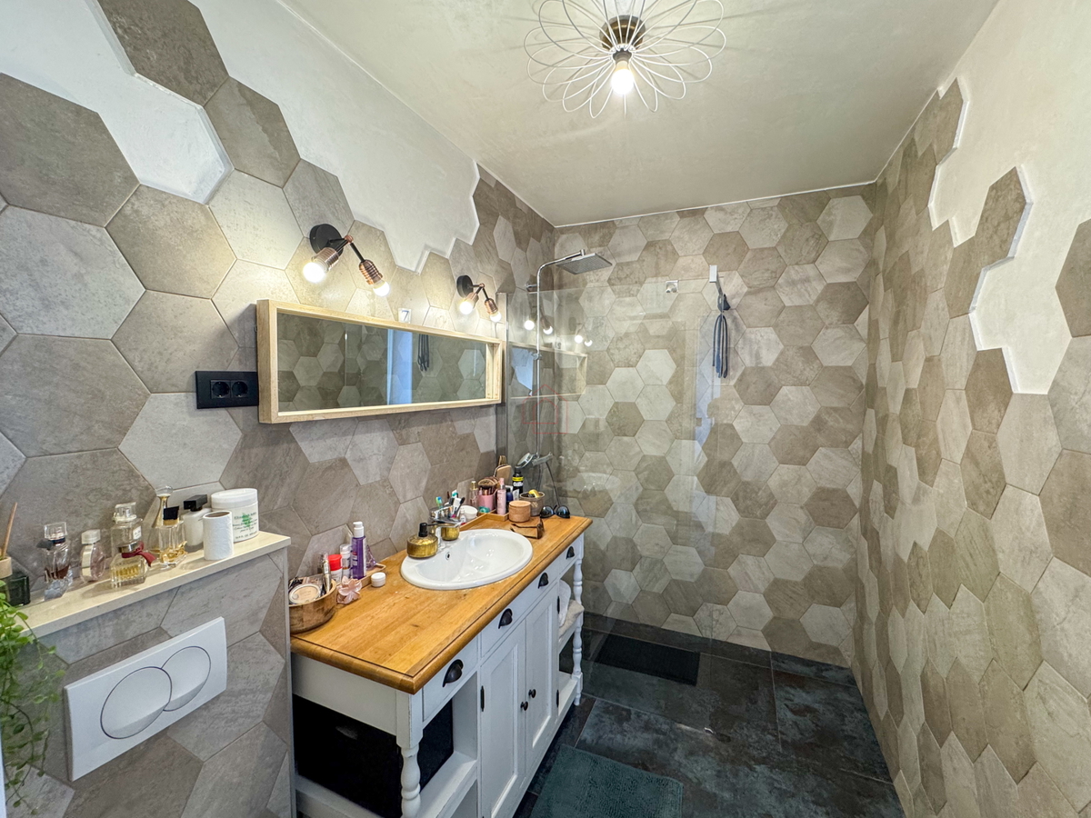 Appartamento moderno arredato a Šibenik con due camere da letto e vista mare