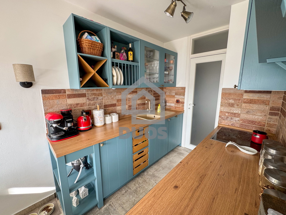 Appartamento moderno arredato a Šibenik con due camere da letto e vista mare