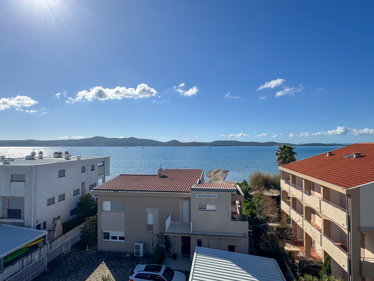 Bellissimo appartamento all'ultimo piano con terrazza sul tetto proprio accanto al mare