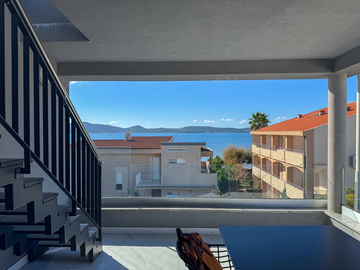 Bellissimo appartamento all'ultimo piano con terrazza sul tetto proprio accanto al mare