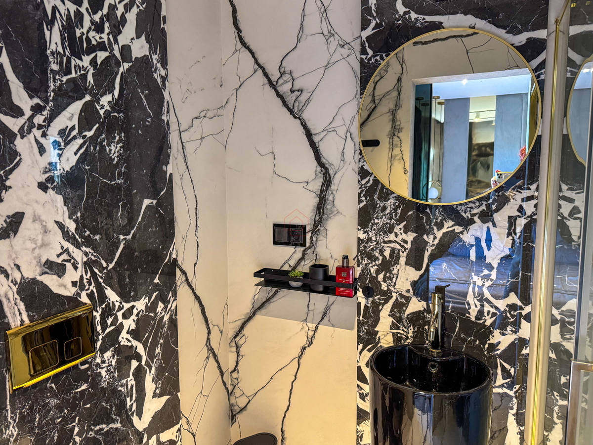 Bellissimo appartamento all'ultimo piano con terrazza sul tetto proprio accanto al mare