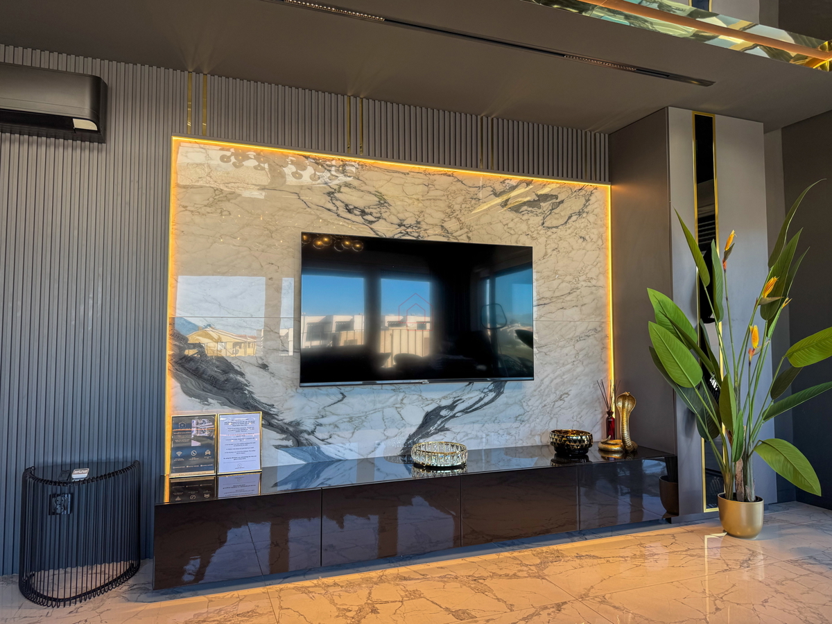 Bellissimo appartamento all'ultimo piano con terrazza sul tetto proprio accanto al mare