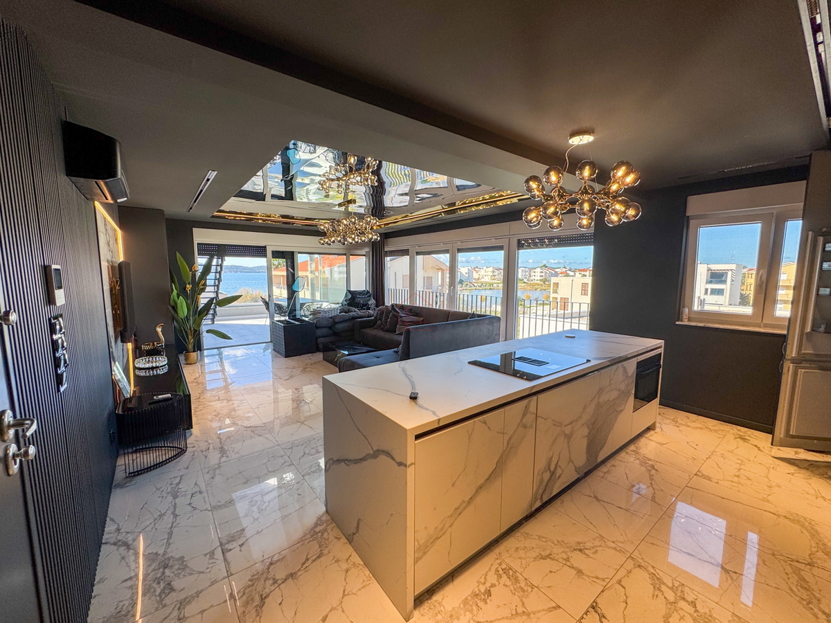 Bellissimo appartamento all'ultimo piano con terrazza sul tetto proprio accanto al mare