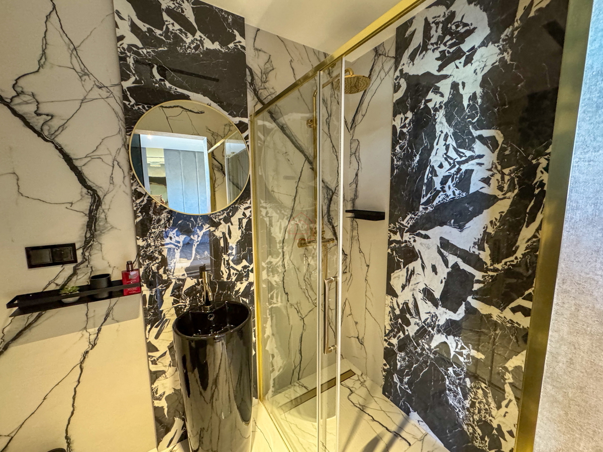 Bellissimo appartamento all'ultimo piano con terrazza sul tetto proprio accanto al mare