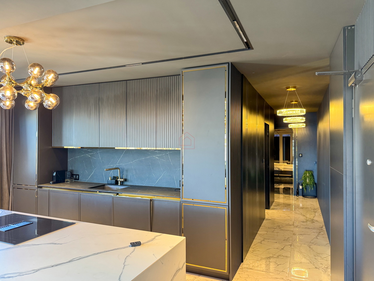 Bellissimo appartamento all'ultimo piano con terrazza sul tetto proprio accanto al mare