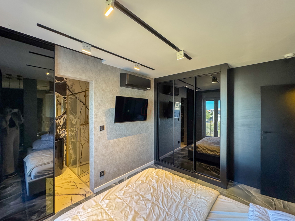 Bellissimo appartamento all'ultimo piano con terrazza sul tetto proprio accanto al mare