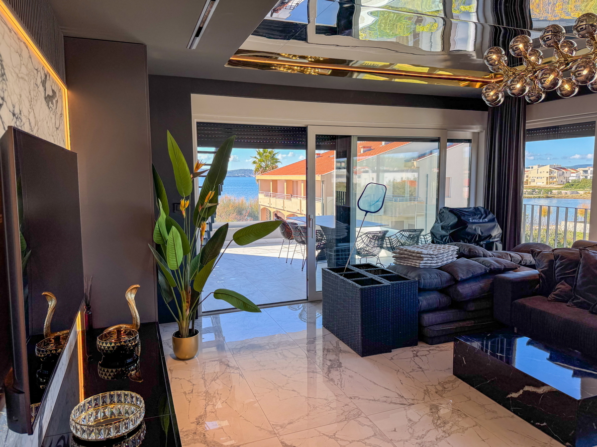 Bellissimo appartamento all'ultimo piano con terrazza sul tetto proprio accanto al mare