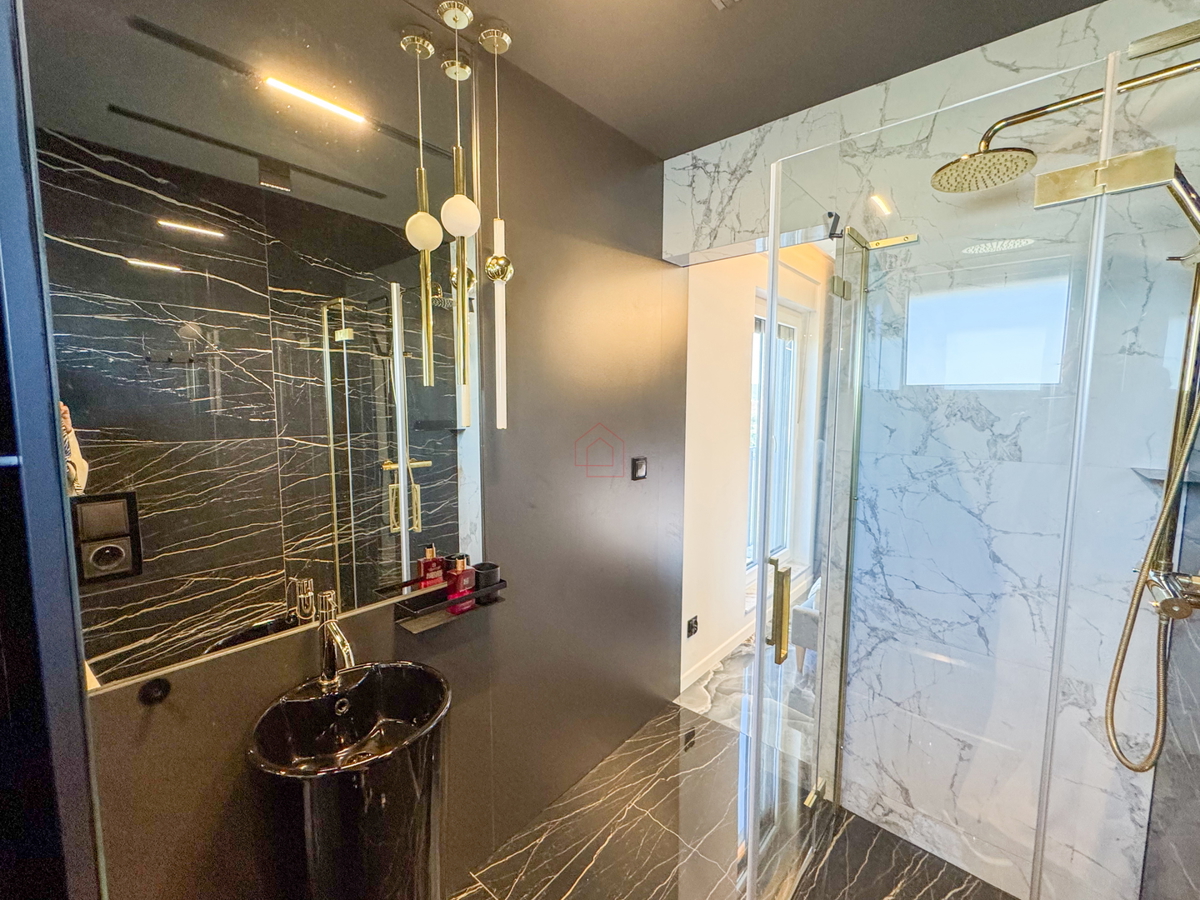 Bellissimo appartamento all'ultimo piano con terrazza sul tetto proprio accanto al mare