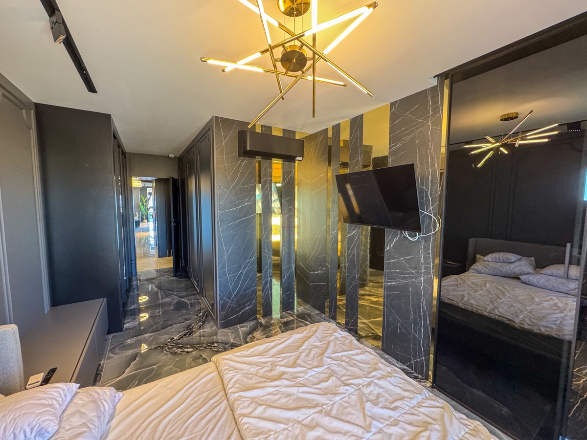 Bellissimo appartamento all'ultimo piano con terrazza sul tetto proprio accanto al mare